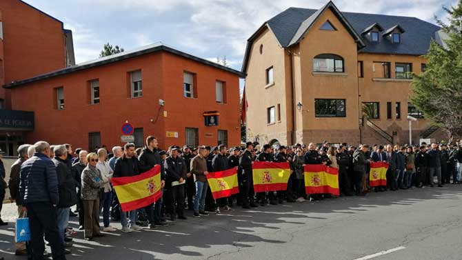 Concentraci&oacute;n en apoyo a la Polic&iacute;a ante la Comisar&iacute;a de &Aacute;vila.