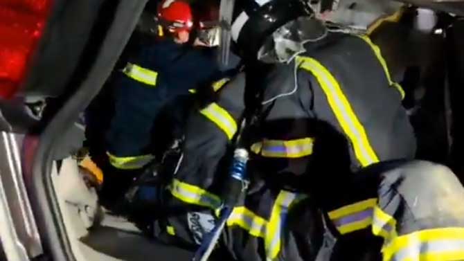 Excarcelación del conductor por los bomberos.