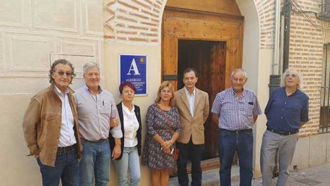Colocación de la placa oficial en el albergue de Arévalo.