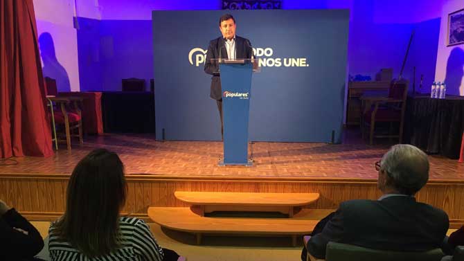 Carlos García en la convención del PP de La Adrada.