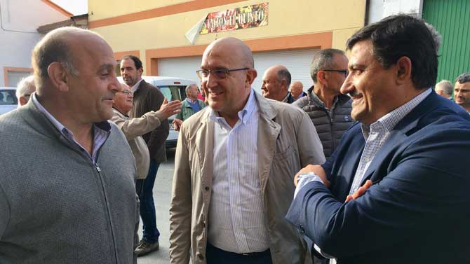 El consejero de Agricultura, Jesús Julio Carnero (centro) en La Nava de Arévalo.