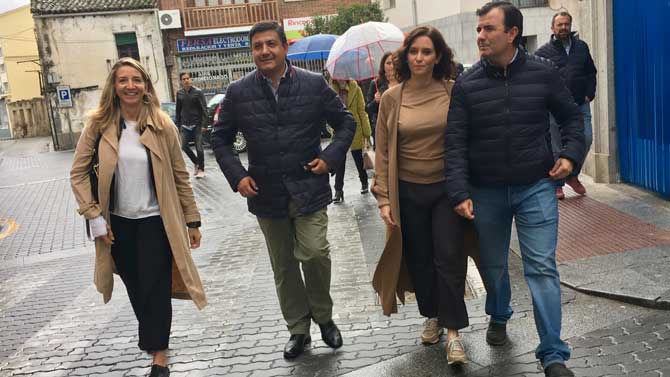 Isabel Díaz Ayuso, con representantes del PP en Sotillo de la Adrada.