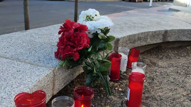 Altar instalado junto al lugar del accidente.