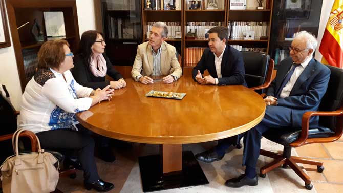 Reunión sobre el transporte escolar de Mengamuñoz en la Delegación de la Junta.