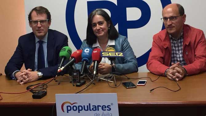 Sánchez-Reyes entre Mario Ayuso y Miguel Ángel Abad.