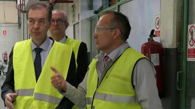 El consejero de Empleo (izquierda) en Nissan hace una semana.