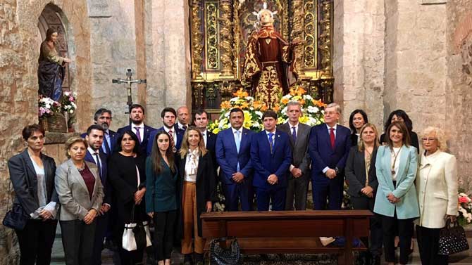 Candidatos y políticos del PP ante San Pedro de Alcántara.