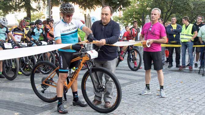 Carlos Sastre y Pedro Muñoz cortan la cinta de la IV MTB Cebrereña.