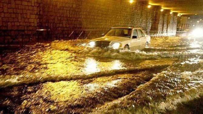 Inundación del puente de la Estación en 2014.