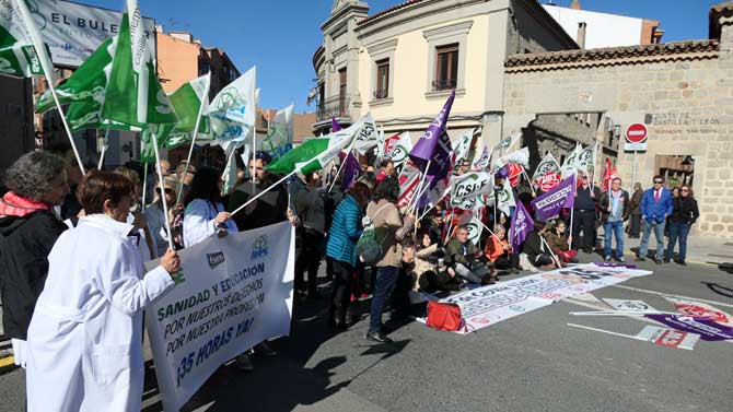 Concentración por las 35 horas ante la Junta.