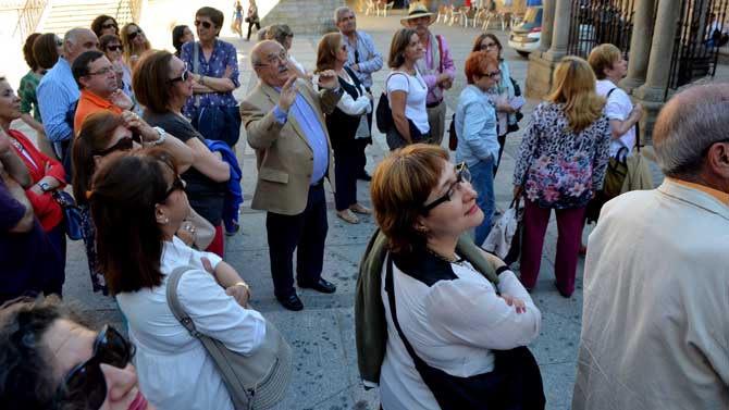 Guti&eacute;rrez Robledo gu&iacute;a a los Amigos del Museo en Alba de Tormes en 2015. Foto: J.M. Sanchidri&aacute;n.