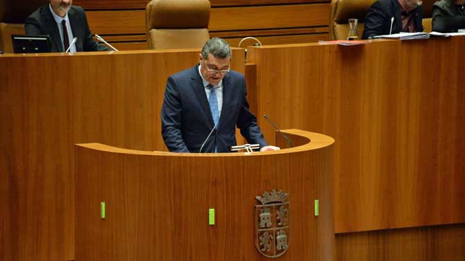 Pedro Pascual interviene en el pleno de las Cortes.