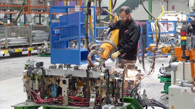 Operario en la factoría de Nissan.