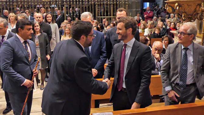 El alcalde de Ávila saluda al presidente del PP.