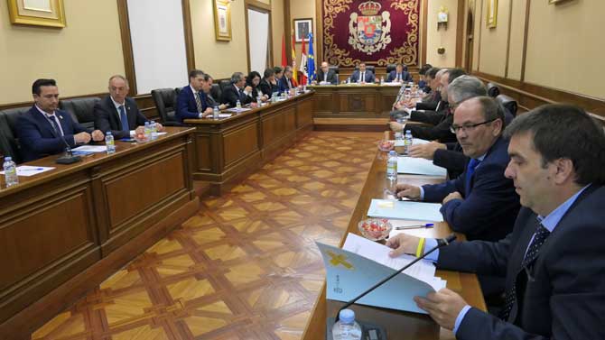 Alberto Encinar (derecha) en el pleno de la Diputación.