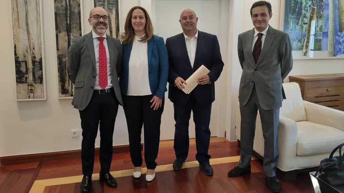 El consejero de Cultura con representantes de Ciudadanos.