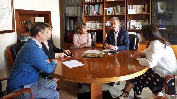 El delegado de la Junta con la alcaldesa de Rasueros.