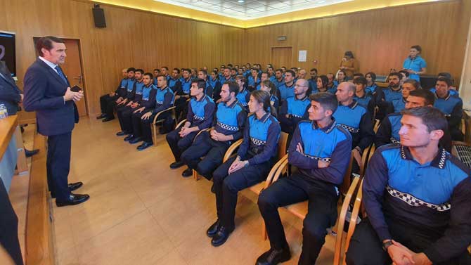 El consejero de Fomento con futuros polic&iacute;as locales.