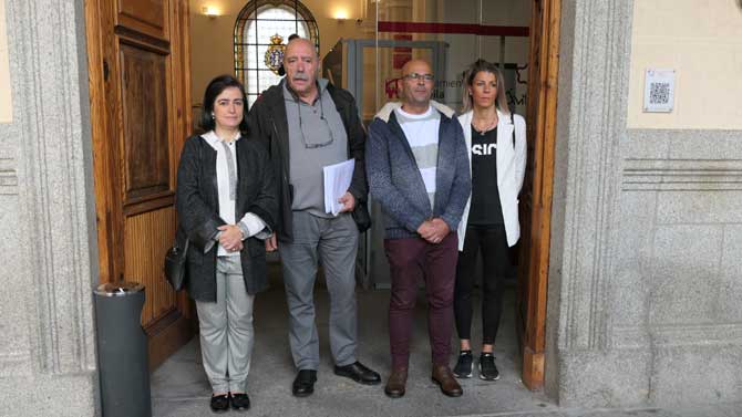 El presidente de la AMPA con concejales de la oposición.