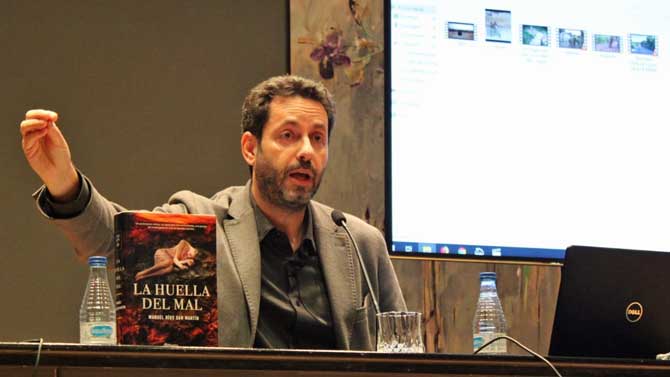 Manuel Ríos San Martín en el cilo 'Literarios'.