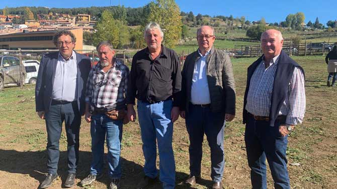 Jesús González (centro), alcalde de Hoyos del Espino, y Jesús Caro (segundo derecha).