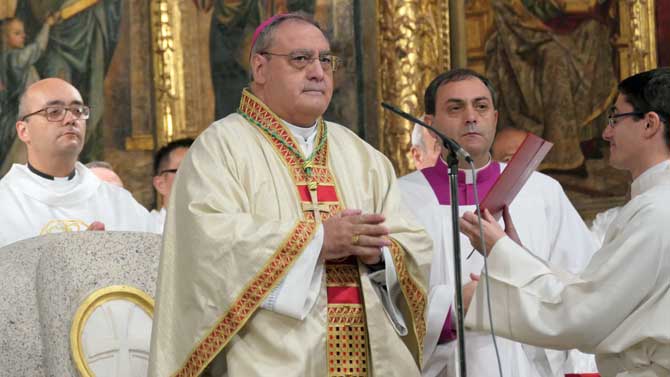 El obispo de &Aacute;vila en la misa de la festividad de Santa Teresa.