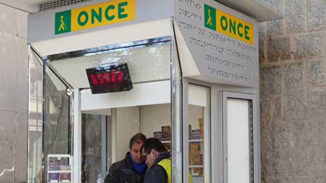 Quiosco de la ONCE en la plaza de Santa Ana.