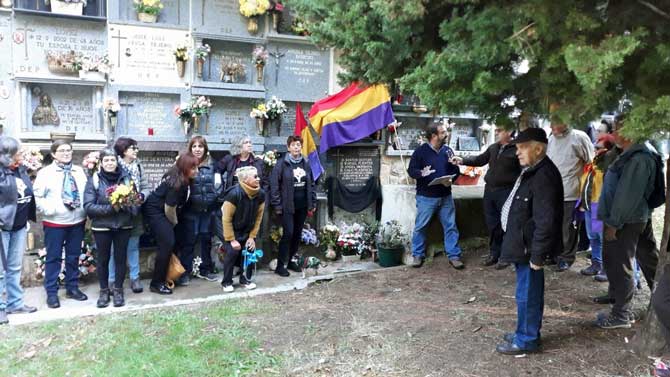 Marcha memorialista por Gredos, en el cementerio de La Parra.