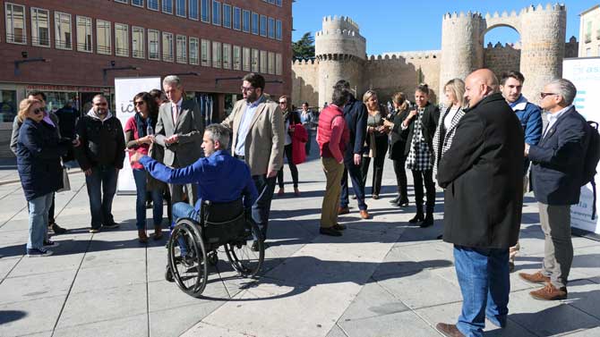 Representantes institucionales en la mesa informativa de Aspaym.