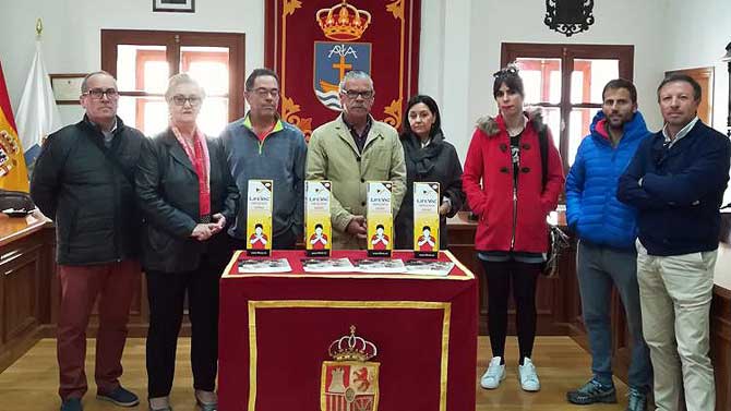 El alcalde de El Barco, Víctor Morugij, con los directores de los centros educativos y representantes de la asociación de amas de casa y del hogar de la tercera edad.