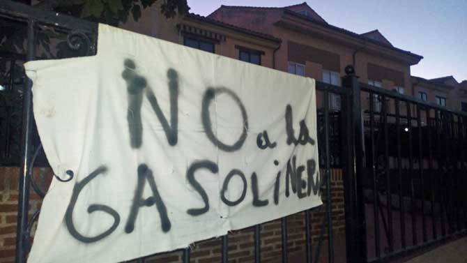 Pancarta contra la gasolinera en la urbanización Prado Sanjuaniego.