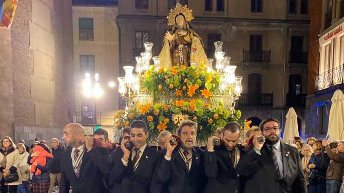 El alcalde como andero de La Santa a la entrada de la Catedral.