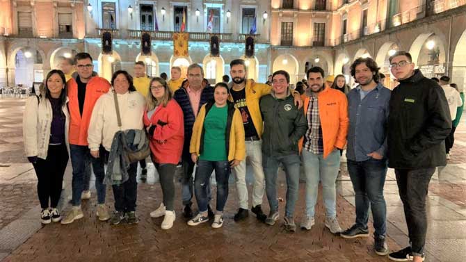 Representantes de las peñas con el concejal de Fiestas, Félix Meneses.