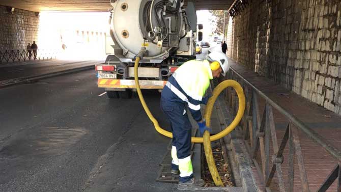 Limpieza de imbornales en el puente de la estación, el lunes.