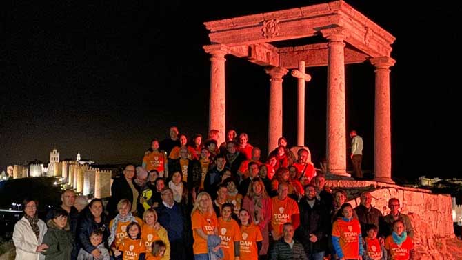 Color naranja en los Cuatro Postes en el Día del TDAH.