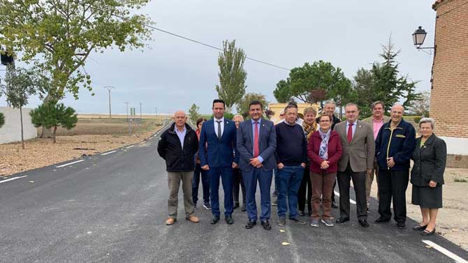 El presidente de la Diputación en el acceso a Vinaderos.