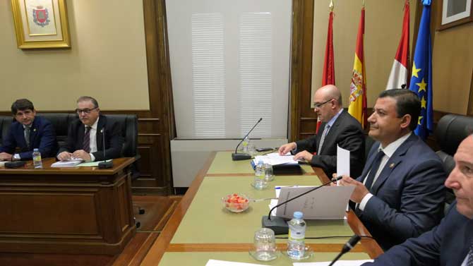 Carlos García, presidente de la Diputación, en el pleno.