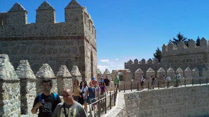 Imagen de archivo de turistas en la muralla.