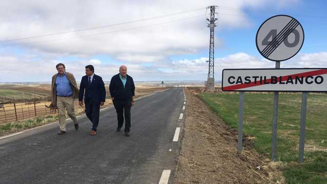 Vsiita a la mejorada carretera de acceso a Castilblanco.