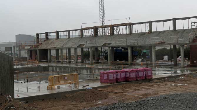 Obras de la piscina cubierta.