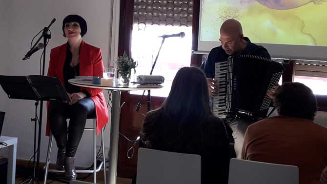 Luisa y Cuco P&eacute;rez cantan canciones de los exiliado espa&ntilde;oles en Francia.