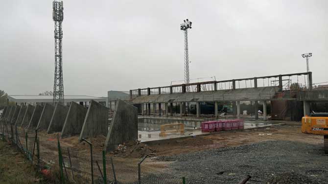 Construcción de la nueva piscina cubierta.