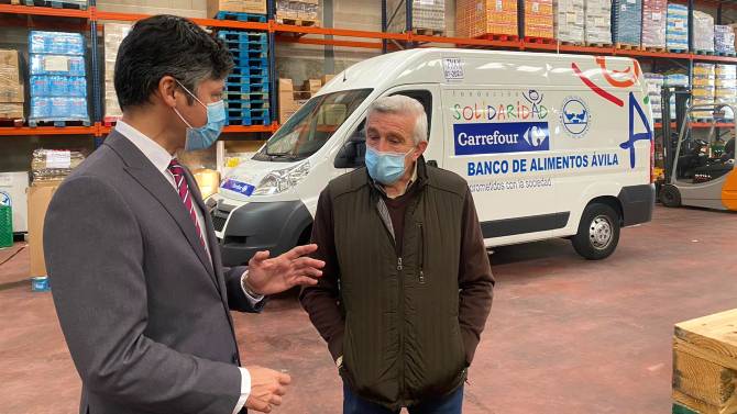 Subdelegado del Gobierno y presidente del Banco de Alimentos en el almacén de la entidad.