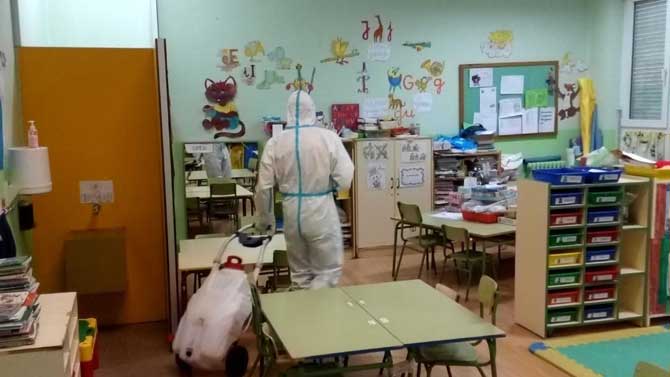 Imagen de archivo de la desinfección en un colegio de Ávila.