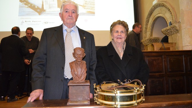 Modesto Jim&eacute;nez con su esposa tras recibir el premio Agapito Marazuela.