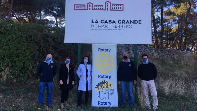 Entrega de mamparas de Rotary a La Casa Grande.