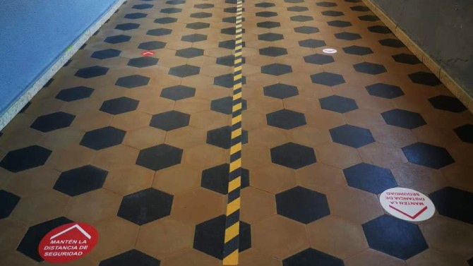 Se&ntilde;alizaci&oacute;n en el pasillo de un centro educativo.