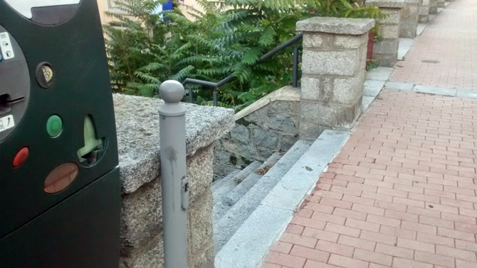 Imagen de archivio de un soporte sin papelera.