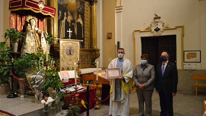 Entrega del birrete de honor de la UCAV a Santa Teresa.