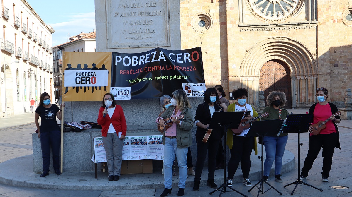 Lectura del manifiesto por el Día Internacional para la Erradicación de la Pobreza.